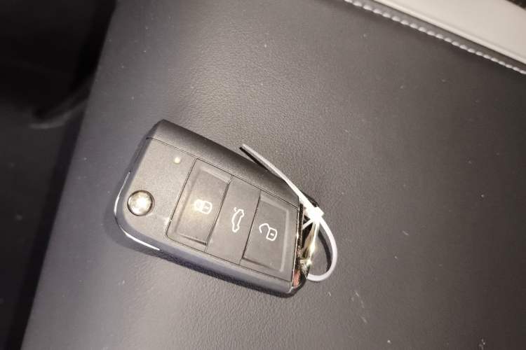 Used Volkswagen T-ROC 2025 300TSI DSG Two-Wheel Drive Chen Guang Edition Interior 1
