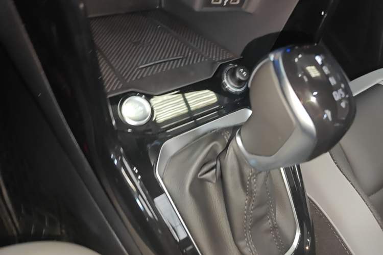 Used Volkswagen T-ROC 2025 Facelifted 300TSI DSG Two-Wheel-Drive Chen Guang Edition Interior 1