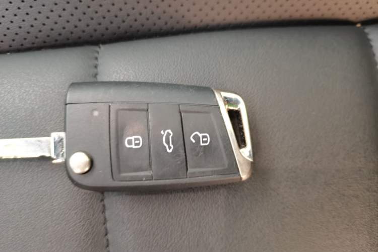 Used Volkswagen T-ROC 2025 300TSI DSG Two-Wheel Drive Chen Guang Edition Interior 1