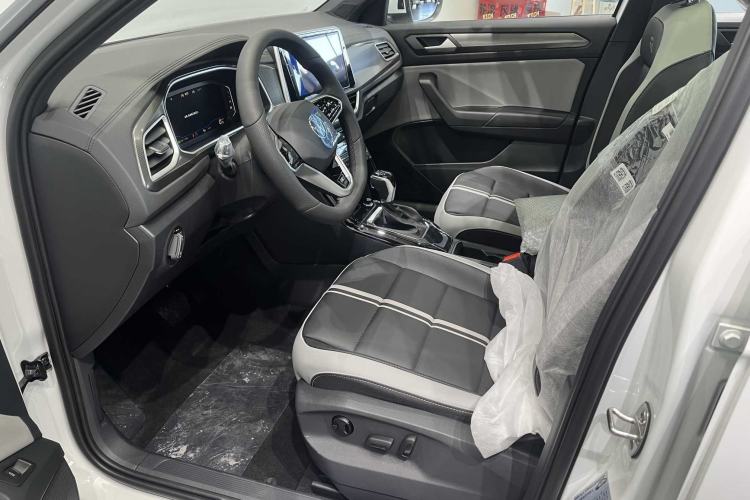 Used Volkswagen T-ROC 2025 Facelift Model 2 300TSI DSG Two-Wheel Drive Xingguang Edition Interior 1