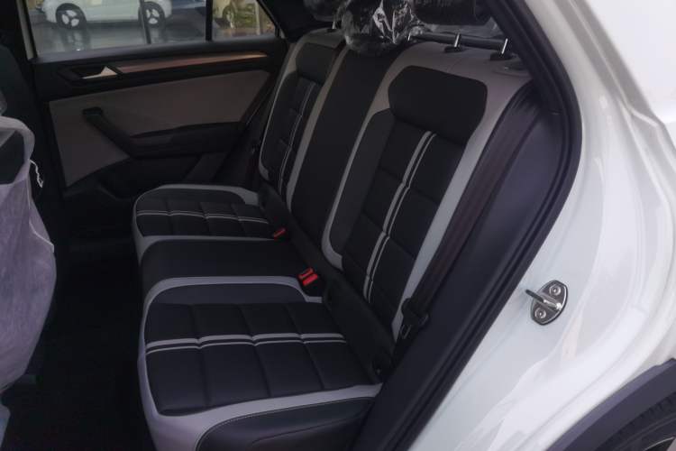 Used Volkswagen T-ROC 2025 Facelift Model 2 300TSI DSG Two-Wheel Drive Xingguang Edition Interior 1