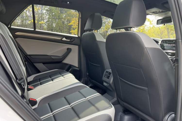 Used Volkswagen T-ROC 2025 Facelift Model 2 300TSI DSG Two-Wheel Drive Chenguang Edition Interior 10