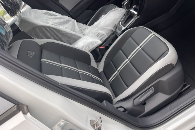 Used Volkswagen T-ROC 2025 Facelift Model 2 300TSI DSG Two-Wheel Drive Xingguang Edition Interior 10