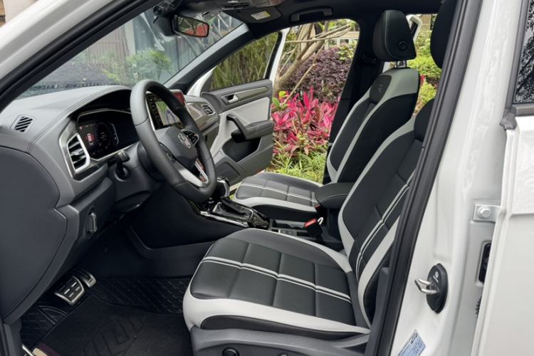 Used Volkswagen T-ROC 2025 Facelifted 300TSI DSG Two-Wheel-Drive Chen Guang Edition Interior 11