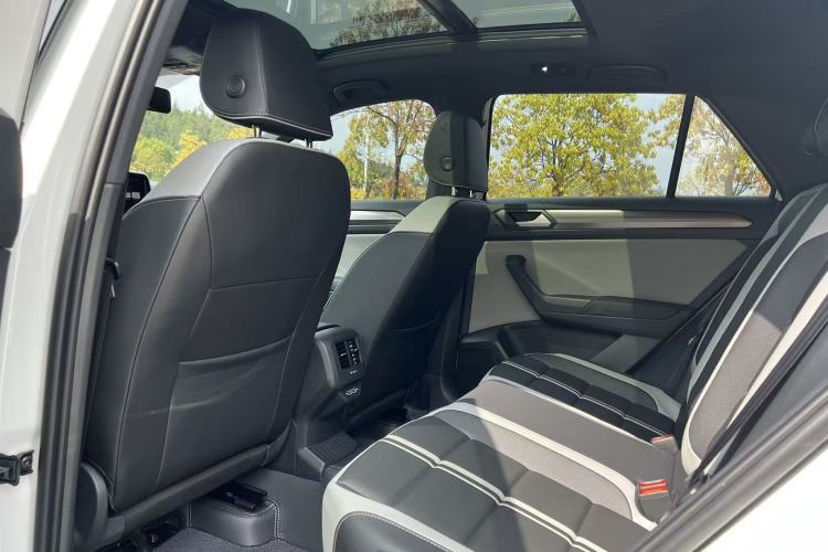 Used Volkswagen T-ROC 2025 Facelift Model 2 300TSI DSG Two-Wheel Drive Chenguang Edition Interior 11