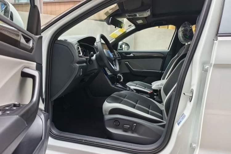 Used Volkswagen T-ROC 2025 Facelift Model 2 300TSI DSG Two-Wheel Drive Xingguang Edition Interior 2