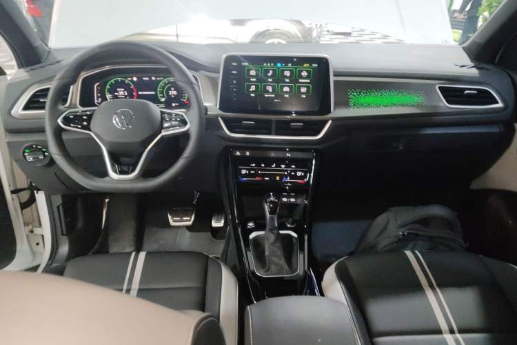 Used Volkswagen T-ROC 2025 300TSI DSG Two-Wheel Drive Chen Guang Edition Interior 2