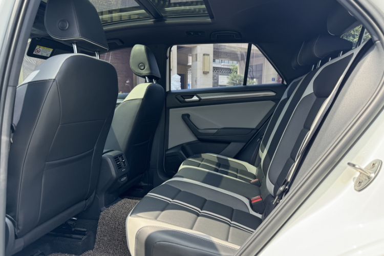 Used Volkswagen T-ROC 2025 Facelifted 300TSI DSG Two-Wheel-Drive Chen Guang Edition Interior 2
