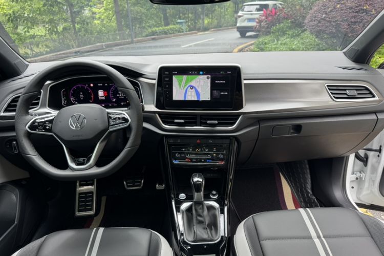 Used Volkswagen T-ROC 2025 Facelifted 300TSI DSG Two-Wheel-Drive Chen Guang Edition Interior 2