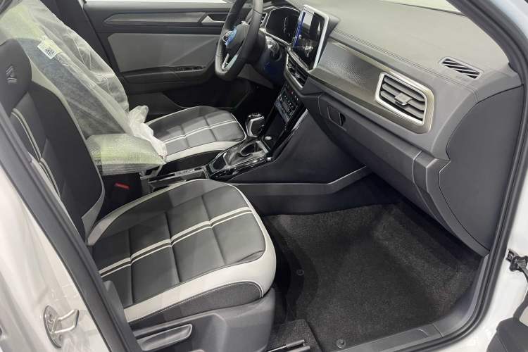Used Volkswagen T-ROC 2025 Facelift Model 2 300TSI DSG Two-Wheel Drive Xingguang Edition Interior 2
