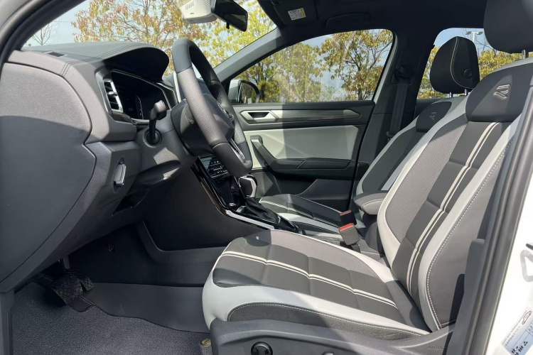 Used Volkswagen T-ROC 2025 Facelift Model 2 300TSI DSG Two-Wheel Drive Chenguang Edition Interior 2