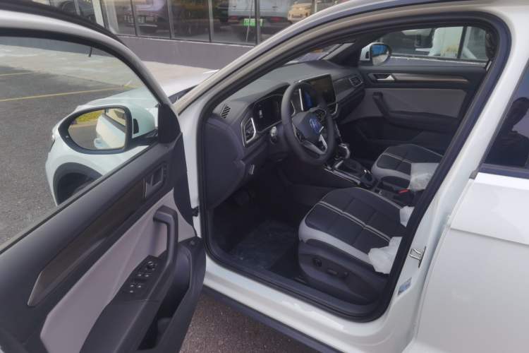 Used Volkswagen T-ROC 2025 Facelift Model 2 300TSI DSG Two-Wheel Drive Xingguang Edition Interior 2