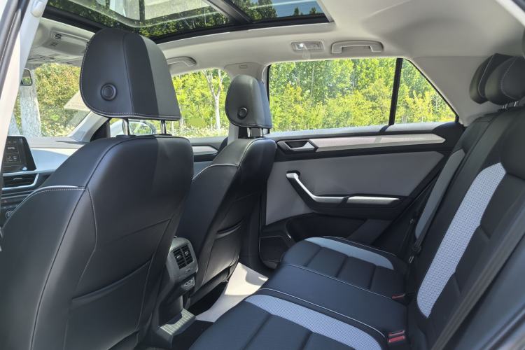 Used Volkswagen T-ROC 2025 Facelift Model 2 280TSI DSG Two-Wheel Drive Shiguang Edition Interior 3