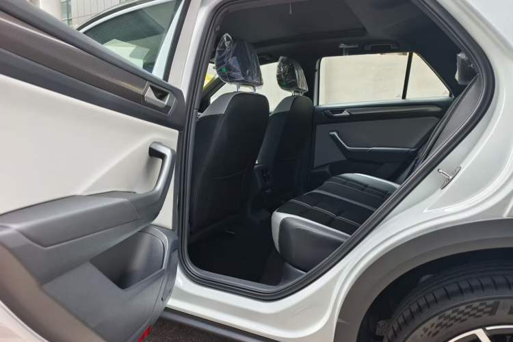 Used Volkswagen T-ROC 2025 Facelift Model 2 300TSI DSG Two-Wheel Drive Xingguang Edition Interior 3