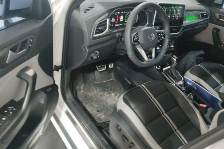 Used Volkswagen T-ROC 2025 300TSI DSG Two-Wheel Drive Chen Guang Edition Interior 3