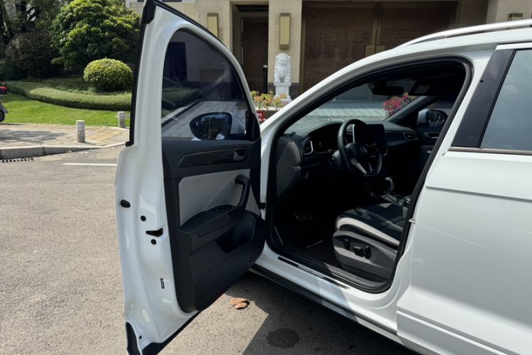 Used Volkswagen T-ROC 2025 Facelifted 300TSI DSG Two-Wheel-Drive Chen Guang Edition Interior 3