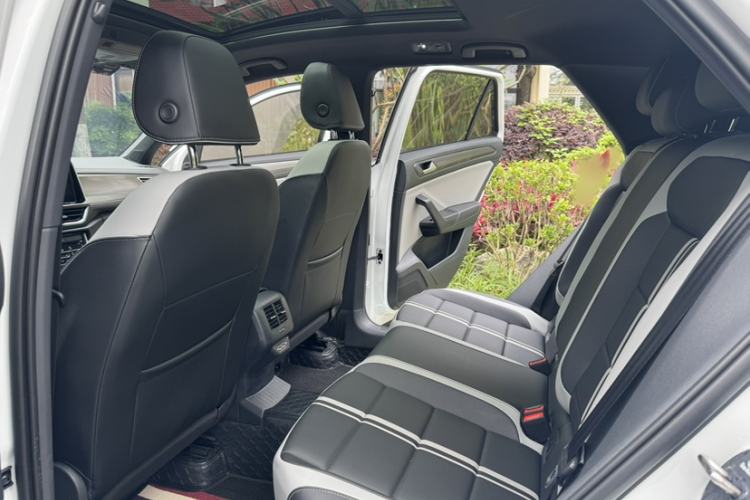 Used Volkswagen T-ROC 2025 Facelifted 300TSI DSG Two-Wheel-Drive Chen Guang Edition Interior 3