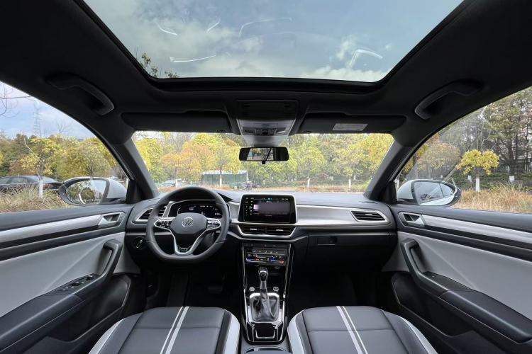 Used Volkswagen T-ROC 2025 Facelift Model 2 300TSI DSG Two-Wheel Drive Chenguang Edition Interior 3