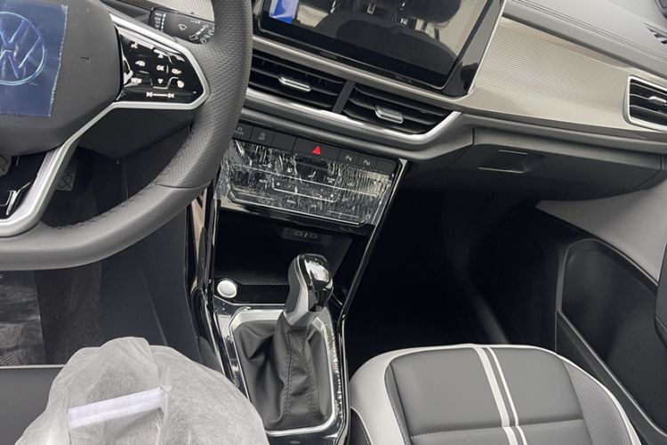 Used Volkswagen T-ROC 2025 Facelift Model 2 300TSI DSG Two-Wheel Drive Xingguang Edition Interior 3