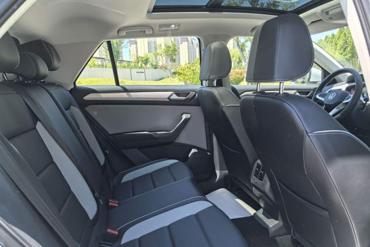Used Volkswagen T-ROC 2025 Facelift Model 2 280TSI DSG Two-Wheel Drive Shiguang Edition Interior 4