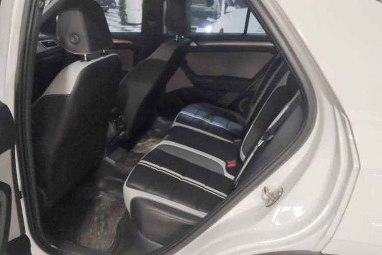 Used Volkswagen T-ROC 2025 300TSI DSG Two-Wheel Drive Chen Guang Edition Interior 4