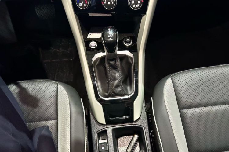 Used Volkswagen T-ROC 2025 280TSI DSG Two-Wheel Drive Time Edition Interior 4