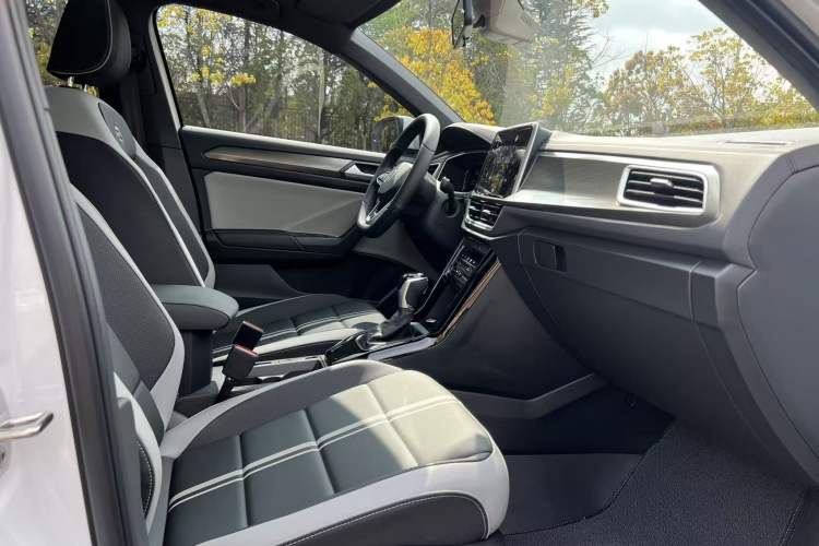 Used Volkswagen T-ROC 2025 Facelift Model 2 300TSI DSG Two-Wheel Drive Chenguang Edition Interior 4