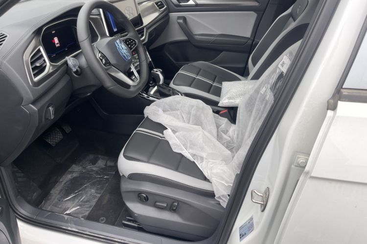 Used Volkswagen T-ROC 2025 Facelift Model 2 300TSI DSG Two-Wheel Drive Xingguang Edition Interior 4