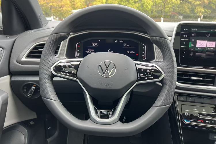 Used Volkswagen T-ROC 2025 Facelift Model 2 300TSI DSG Two-Wheel Drive Chenguang Edition Interior 5