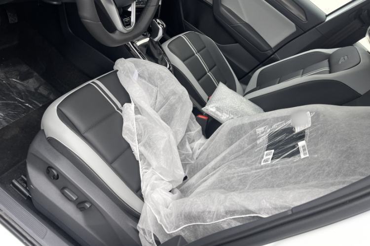 Used Volkswagen T-ROC 2025 Facelift Model 2 300TSI DSG Two-Wheel Drive Xingguang Edition Interior 5
