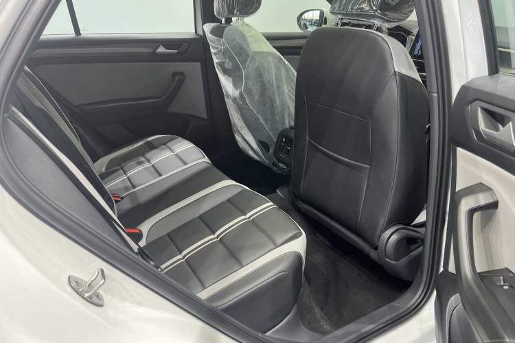 Used Volkswagen T-ROC 2025 Facelift Model 2 300TSI DSG Two-Wheel Drive Xingguang Edition Interior 6