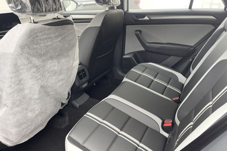 Used Volkswagen T-ROC 2025 Facelift Model 2 300TSI DSG Two-Wheel Drive Xingguang Edition Interior 6