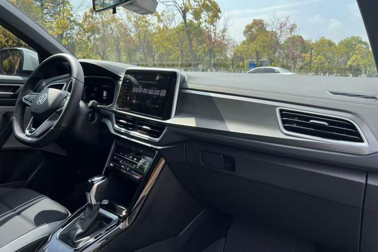 Used Volkswagen T-ROC 2025 Facelift Model 2 300TSI DSG Two-Wheel Drive Chenguang Edition Interior 7
