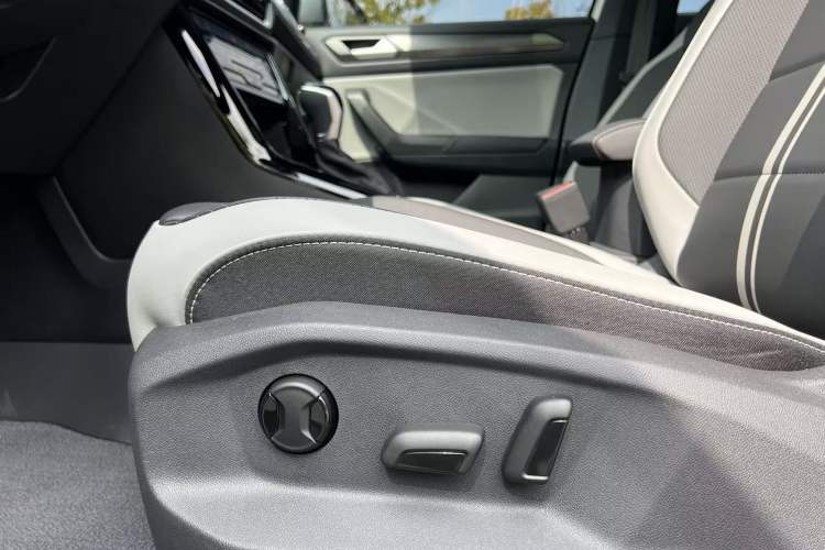 Used Volkswagen T-ROC 2025 Facelift Model 2 300TSI DSG Two-Wheel Drive Chenguang Edition Interior 8