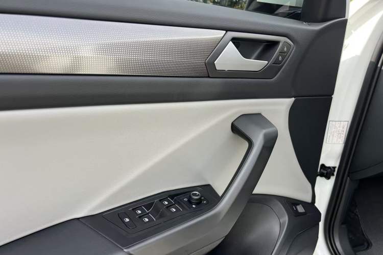 Used Volkswagen T-ROC 2025 Facelift Model 2 300TSI DSG Two-Wheel Drive Chenguang Edition Interior 9