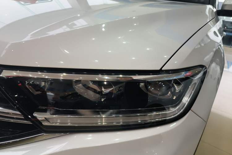 Used Volkswagen T-ROC 2025 Facelift Model 2 300TSI DSG Two-Wheel Drive Chenguang Edition Left Front Headlight