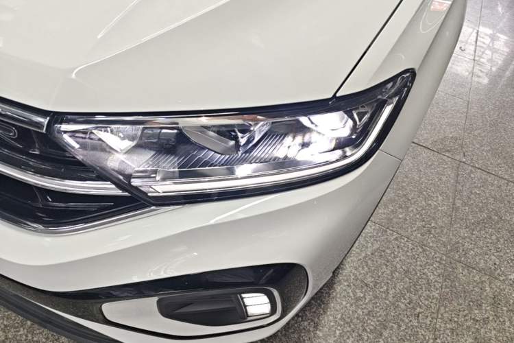 Used Volkswagen T-ROC 2025 Facelift Model 2 300TSI DSG Two-Wheel Drive Chenguang Edition Left Front Headlight
