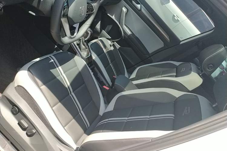Used Volkswagen T-ROC 2025 300TSI DSG Two-Wheel Drive Chen Guang Edition Left Front Seat