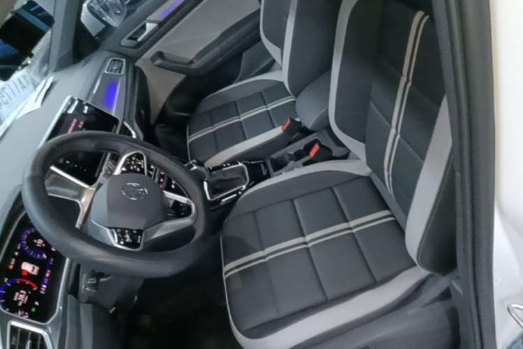 Used Volkswagen T-ROC 2025 Facelift Model 2 300TSI DSG Two-Wheel Drive Chenguang Edition Left Front Seat