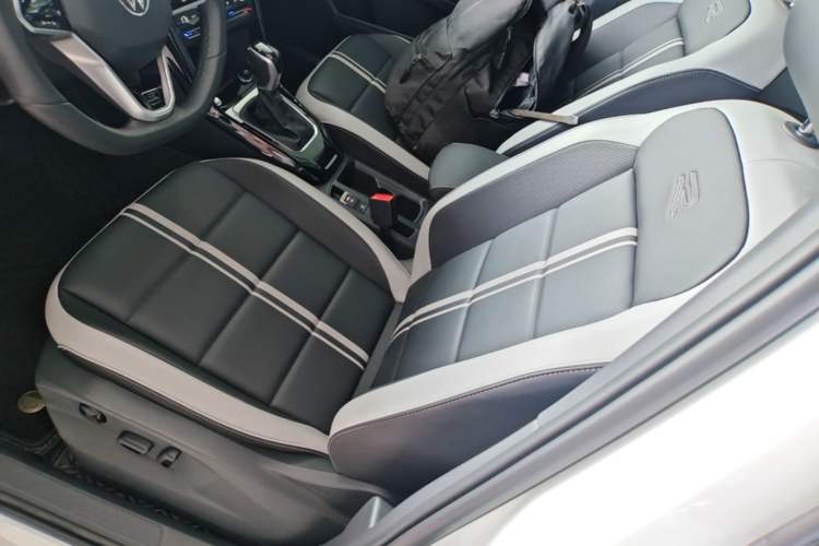 Used Volkswagen T-ROC 2025 Facelifted 300TSI DSG Two-Wheel-Drive Chen Guang Edition Left Front Seat