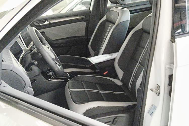 Used Volkswagen T-ROC 2025 Facelifted 300TSI DSG Two-Wheel-Drive Chen Guang Edition Left Front Seat