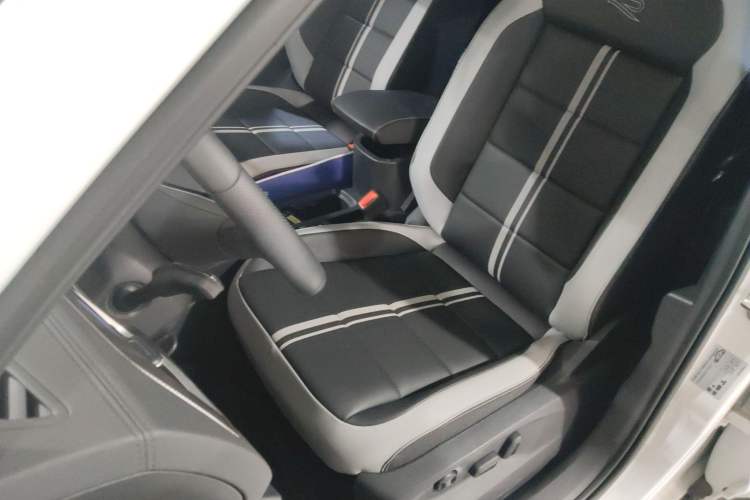 Used Volkswagen T-ROC 2025 300TSI DSG Two-Wheel Drive Chen Guang Edition Left Front Seat