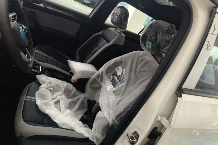 Used Volkswagen T-ROC 2025 Facelift Model 2 300TSI DSG Two-Wheel Drive Chenguang Edition Left Front Seat