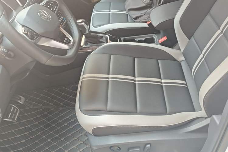 Used Volkswagen T-ROC 2025 300TSI DSG Two-Wheel Drive Chen Guang Edition Left Front Seat