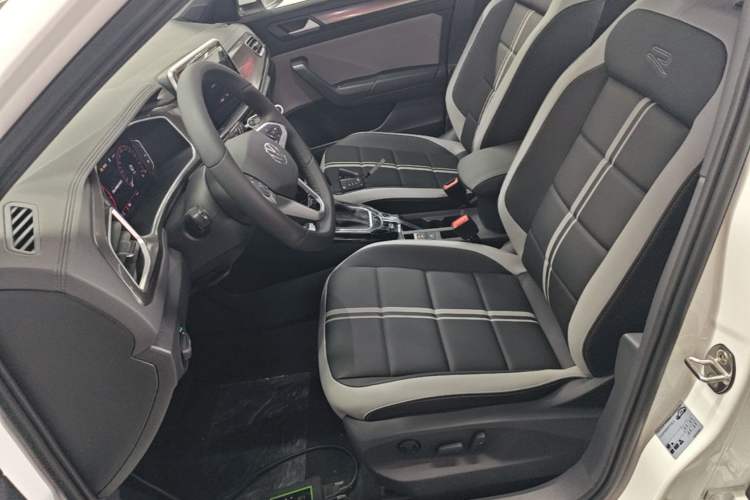 Used Volkswagen T-ROC 2025 Facelift Model 2 300TSI DSG Two-Wheel Drive Chenguang Edition Left Front Seat