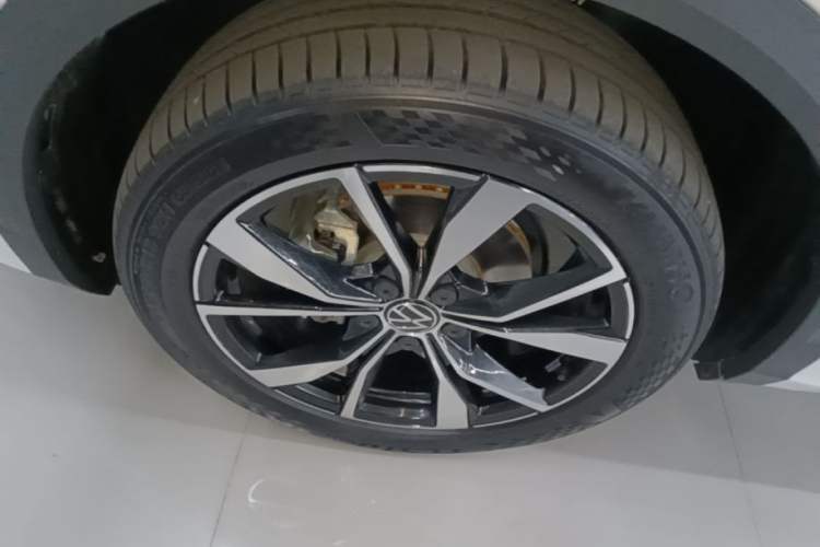 Used Volkswagen T-ROC 2025 Facelift Model 2 300TSI DSG Two-Wheel Drive Chenguang Edition Left Front Wheel Hub