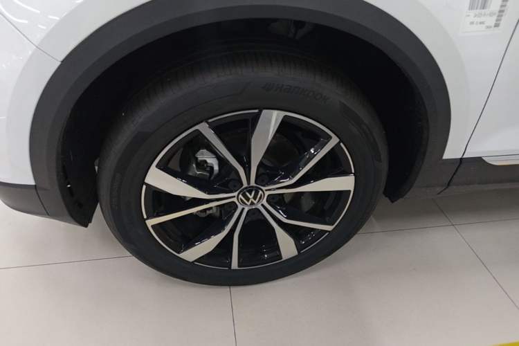 Used Volkswagen T-ROC 2025 Facelift Model 2 280TSI DSG Two-Wheel Drive Shiguang Edition Left Front Wheel Hub