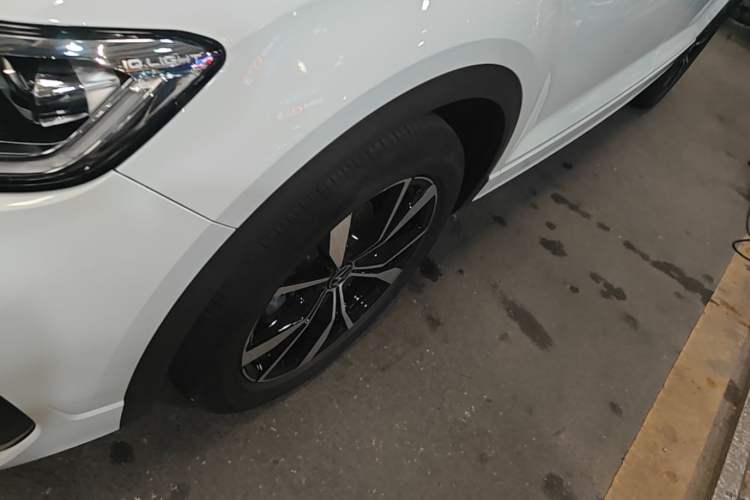 Used Volkswagen T-ROC 2025 Facelifted 300TSI DSG Two-Wheel-Drive Chen Guang Edition Left Front Wheel Hub