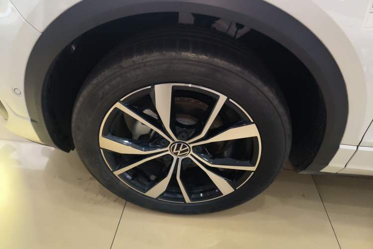 Used Volkswagen T-ROC 2025 Facelift Model 2 300TSI DSG Two-Wheel Drive Chenguang Edition Left Front Wheel Hub