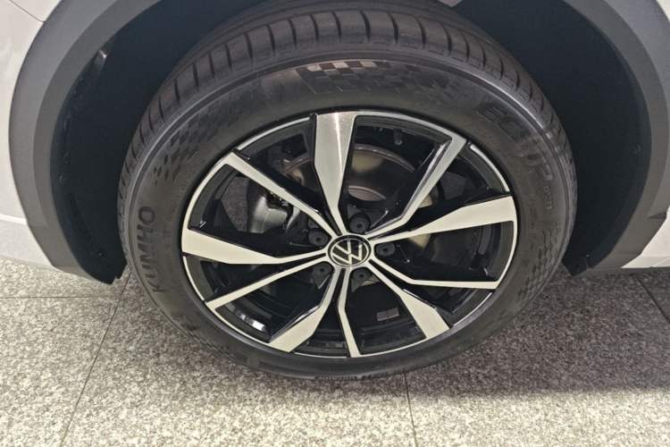 Used Volkswagen T-ROC 2025 Facelift Model 2 300TSI DSG Two-Wheel Drive Chenguang Edition Left Front Wheel Hub